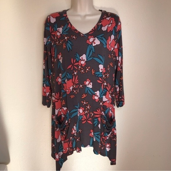 LOGO by Lori Goldstein V Neck 3/4 Sleeve Sharkbite Hem Gray Floral Tunic Medium - Picture 11 of 11